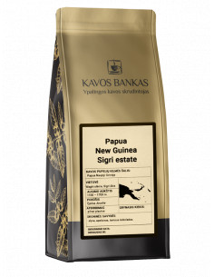 Aukso spalvos kavos pakuotė, šonai juodi su nupieštais kavamedžiais, priekyje etiketė su informacija apie kavą